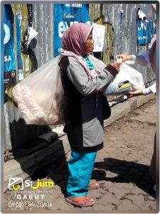 Distribusi sembako ke Dhuafa