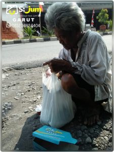 Distribusi sembako ke Dhuafa