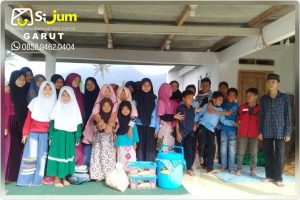 Distribusi makanan di Panti Asuhan