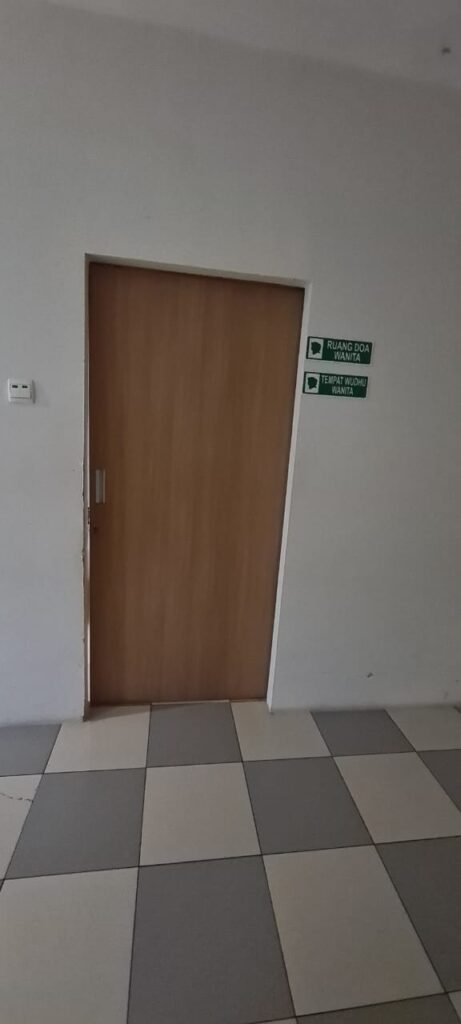 Ruang doa (mushola) dan tempat wudhu wanita RS Borromeus