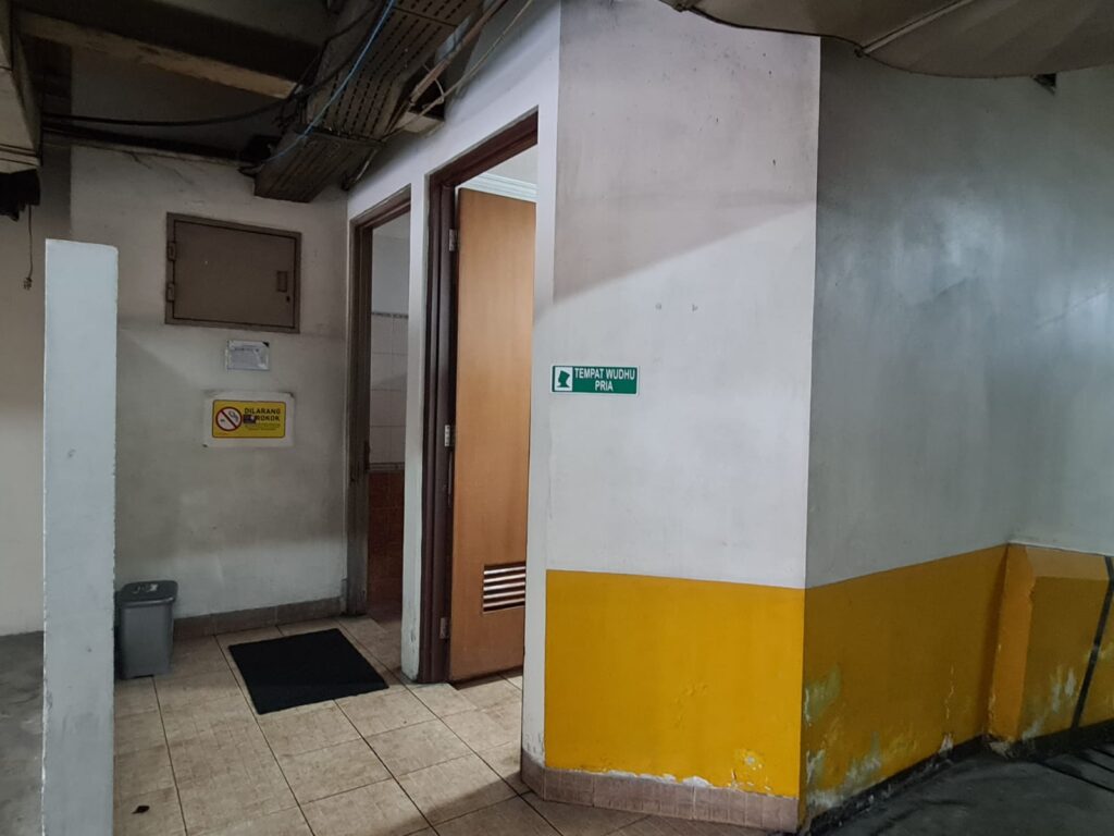 Tempat wudhu pria di samping mushola RS Borromeus